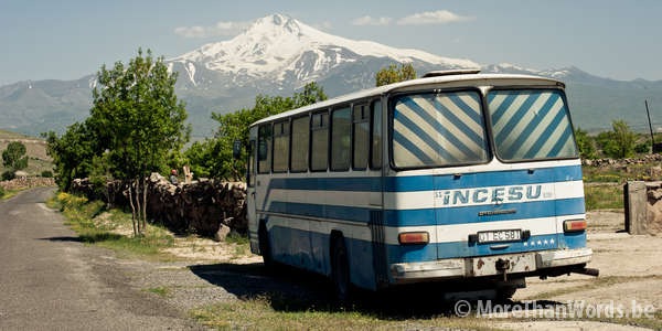 Een oude Mercedes-bus rust even uit voor de beklimming